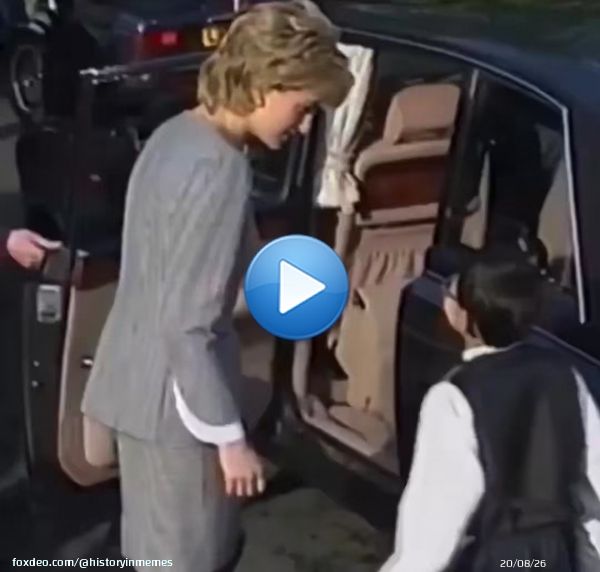Princess Diana hugging a young fan in Birmingham, 1995.0:07734.4K views
