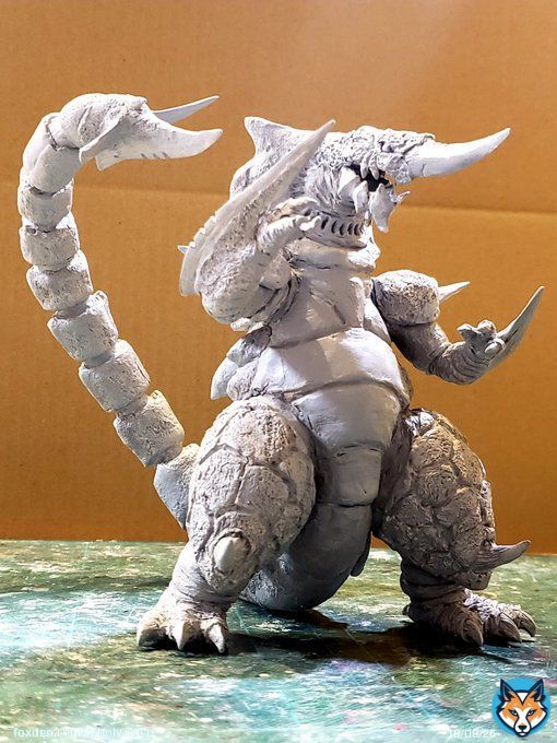 祝グリッドマンユニバース公開！(まだ観てない)裂刀怪獣バギラも12日目！細部仕上げのためにサフを筆塗り。目を少し釣り目にしたので雰囲気出ました。硬質な部分やディテールの少ない部分の質感が難しいですね。グレーでディテール見えてきたのでまた詰めていきます。#バギラ #電光超人グリッドマン