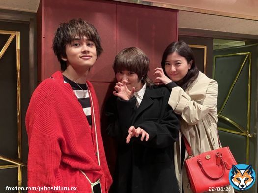 ／ #星降る夜に 最終話 まもなく、よる９時放送 ＼  《#吉高由里子&times;#北村匠海&times;#高畑充希》 豪華バトンタッチ共演も   ということで、 可愛いが溢れる３ショットを  最終話 よる９時放送です！ お見逃しなく