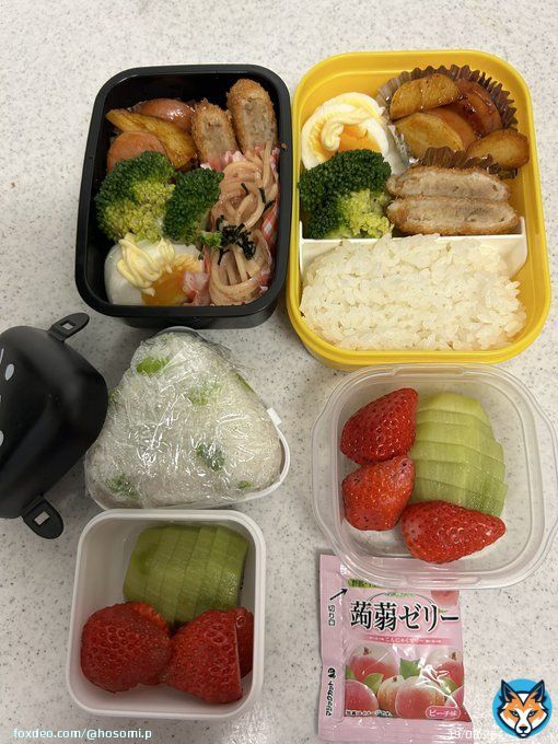 2月28日のお弁当  中3女子 おにぎり（枝豆） ゆで卵 ジャーマンポテト 牛肉コロッケ たらこパスタ ブロッコリー イチゴ キウイ  中1男子 ご飯 ゆで卵 ジャーマンポテト 牛肉コロッケ ブロッコリー イチゴ キウイ 蒟蒻ゼリー（ピーチ）  #お弁当　#親父弁当　#中3女子　#中1男子