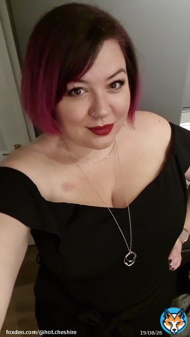 Girls night! #chester #cheshirehotwife #hotwife #glam #curves #pinkhair #redlips