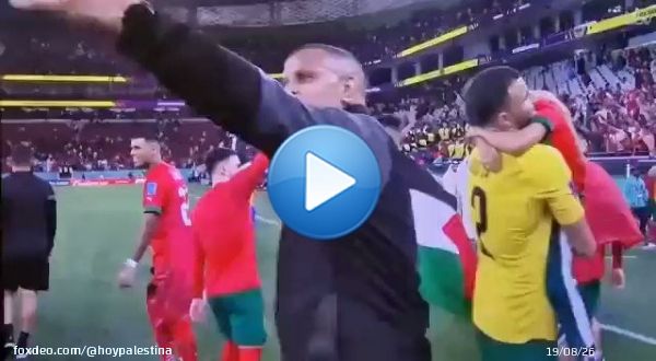 Jugadores de la selecci&oacute;n de Marruecos celebran la victoria ante Portugal con la bandera de Palestina.