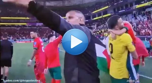 Jugadores de la selecci&oacute;n de Marruecos celebran la victoria ante Portugal con la bandera de Palestina.