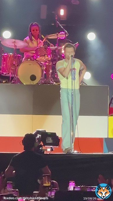 First look of Harry&rsquo;s outfit today !  We can see his new drummer !! Seems like Sarah and Mitch won&rsquo;t be there, at least today !   via latennightsushi  #LoveOnTourPerth