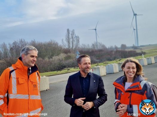 Vandaag bezocht ik samen met mijn Zeeuwse collega @hugodejonge het Windpark Krammer nabij de grens van @provzeeland en @zuid_holland. Hier staan 34 windmolens van zo’n 180 meter hoog die gezamenlijk 130.000 huishoudens van energie kunnen voorzien. Indrukwekkend om van dichtbij enShow more