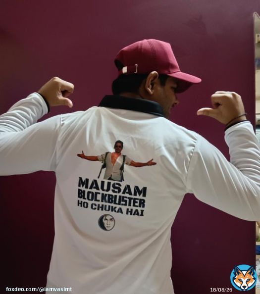 Craze in #Sangli for #Pathaan Movie Mausam Blockbuster Ho Chuka Hai...!!!   ONE WEEK FOR PATHAAN  @SRKUniverse @FilmyYash