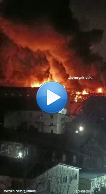 Во Владивостоке крупный пожар. По неподтверждённой информации, горят склады с кондитерскими изделиями компании &laquo;Яшкино&raquo;.