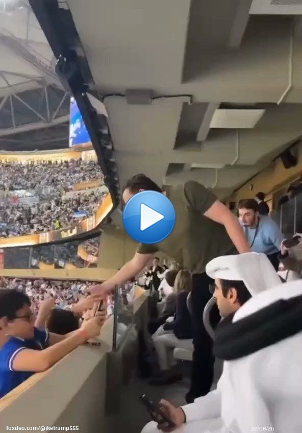 ワールドカップ決勝でファンから声援を受けるイーロン・マスク  テレグラムCBKNEWSより