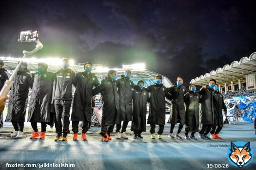 試合後の等々力競技場は奇跡を信じる気持ちであふれていました。 #鬼木達 監督は声を震わせながら最終節への応援をお願い。 #小林悠 選手も奇跡を全員で起こすことを呼びかけ、 #ジェジエウ 選手のバラバラで勢いをつけました。 #川崎フロンターレ #frontale