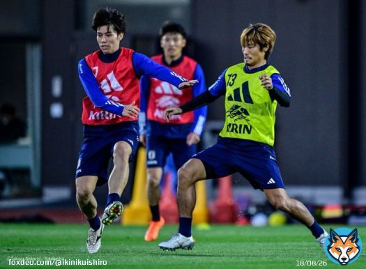 #サッカー日本代表 の昨日の練習の様子です。 今までと違った練習内容が見られました！ １：#守田英正 選手と #田中碧 選手 ２：#浅野拓磨 選手と #堂安律 選手 ３：#板倉滉 選手 ４：#堂安律 選手