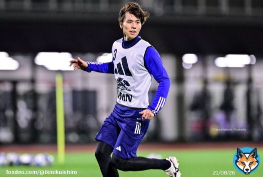本日の #田中碧 選手と #伊東純也 選手を２枚ずつ！ １：シュート練習で構える ２：フレームアウトする瞬間 ３：ストレッチ ４：練習後の追加ラン。#上田綺世 選手と一緒でした #サッカー日本代表