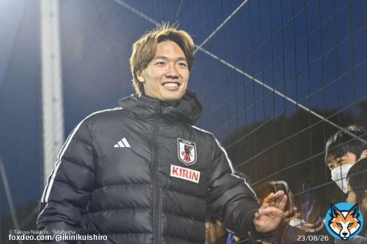 今日の練習では急遽ハイタッチタイムが! 1:#板倉滉 選手。子ども「もう一生手、洗わない」→板「絶対洗ってね~(笑)」。さらに、別の子から「2万いいねあげる!」とも。 2:#三笘薫 選手。 3:#菅原由勢 選手 4:#守田英正 選手 #サッカー日本代表