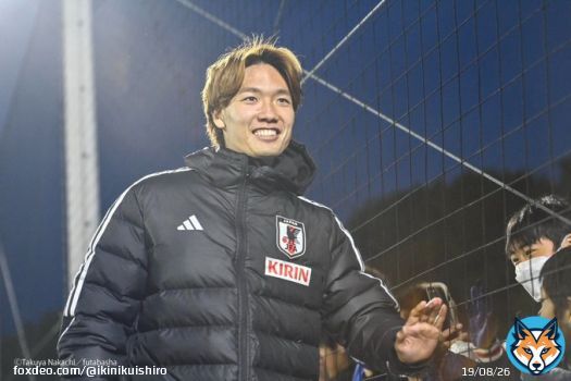 今日の練習では急遽ハイタッチタイムが！ 1：#板倉滉 選手。子ども「もう一生手、洗わない」&rarr;板「絶対洗ってね～（笑）」。さらに、別の子から「２万いいねあげる！」とも。 2：#三笘薫 選手。 3：#菅原由勢 選手 4：#守田英正 選手 #サッカー日本代表