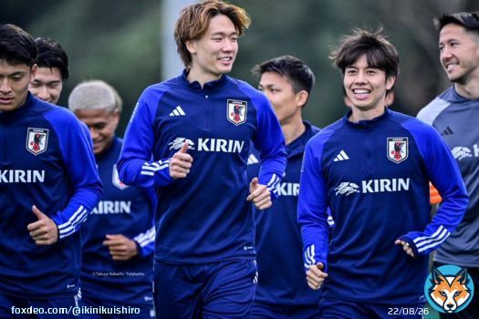 １・２： #板倉滉 選手と #田中碧 選手は笑顔で一緒にラン！ いつも通り楽しそうでした！ ３：田中選手と #伊東純也 選手の肩掴みショット！ ４：練習後、 #三笘薫 選手と #町田浩樹 選手のサンジロワーズコンビが一緒に走ってました！ #サッカー日本代表