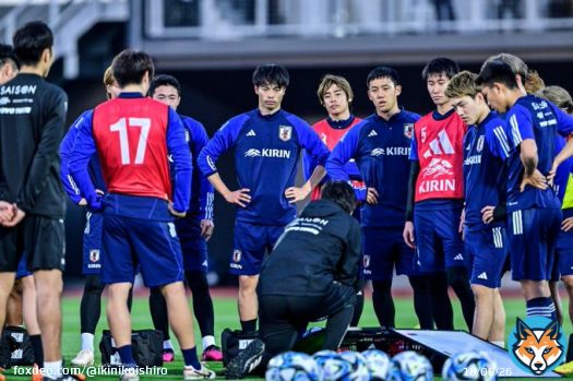 昨日の #サッカー日本代表 の練習です！ １：GK陣も含めて名波浩コーチから練習内容の説明を受ける ２：スローインからの練習 ３：笑顔を見せた＃田中碧 選手 ４：#伊東純也 選手と #三笘薫 選手。昨日はこの２人が近くで練習していることが多かったです