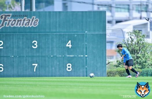 1:#松長根悠仁 選手が一人でキック練習していると、 2:#鬼木達 監督が加わって2人でキック。 3:シュート練習ももちろんチェック。 4:若手選手の最後の練習にも参加。 いつもですが、鬼木監督は居残り練習にも最後まで参加していてスゴイの一言です。 #川崎フロンターレ