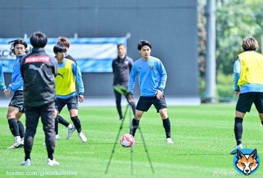 本日は #川崎フロンターレ の練習公開日でした! 1:#大島僚太 選手が部分合流。ボールを触った練習も消化! 2:#山村和也 選手も合流! 追加でシュート練習も! 3:リカバリー組の練習後 #家長昭博 選手はじっと練習を見守っていました 4:#安藤駿介 選手のスゴさに改めて驚く #脇坂泰斗 選手