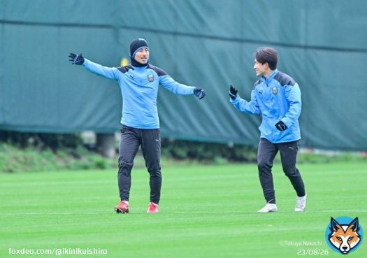 今日の印象的な場面。 １：#家長昭博 選手と #登里享平 選手は一緒にラン。 ２：#脇坂泰斗 選手 と #橘田健人 選手。走りながらめちゃマジメに話してました。 ３：練習場の振動を抑える #上福元直人 選手 ４：黙々と走り込む #大島僚太 選手 #川崎フロンターレ #frontale