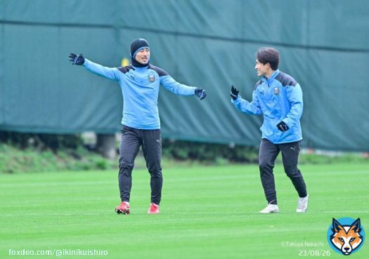 今日の印象的な場面。 １：#家長昭博 選手と #登里享平 選手は一緒にラン。 ２：#脇坂泰斗 選手 と #橘田健人 選手。走りながらめちゃマジメに話してました。 ３：練習場の振動を抑える #上福元直人 選手 ４：黙々と走り込む #大島僚太 選手 #川崎フロンターレ #frontale