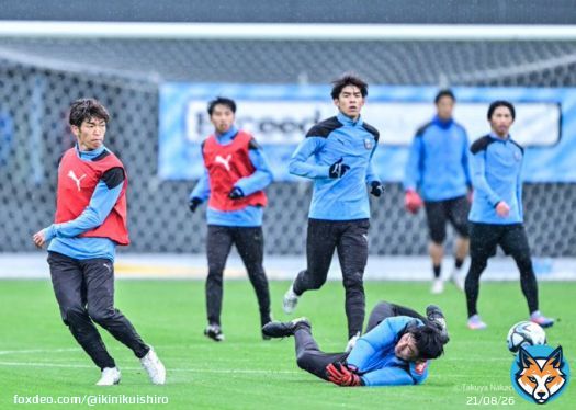 今日の #川崎フロンターレ は雨の中の練習でした！  １：#宮代大聖 選手がミニゲームで２得点！ ２：#山田新 選手と #遠野大弥 選手。遠野選手も積極的なプレスから１ゴール！ ３：#レアンドロ・ダミアン 選手も順調そうで、#高井幸大 選手もゴールしました！ ４：#橘田健人 選手 #frontale