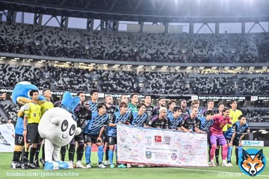 #川崎フロンターレ と #バイエルン が国立競技場で親善試合を行いました！ １：両チームの集合写真 ２：試合後 ３：サポーター！ ４：前線で競る #小林悠 選手！ なるべく多くの人をアップしたいと思います！
