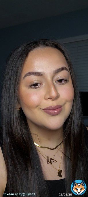every NA/arab girly has a gold arabic name necklace