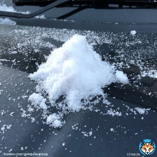 おはようルン(='&omega;'=)  #岡山市 はチラッと雪が積もったルン つくろうと思ってボンネットの雪集めたら、サラサラしてて盛り塩みたいルン(=&acute;・&omega;・)  #企業公式が毎朝地元の天気を言い合う  #企業公式相互フォロー祭り  #雪だるま