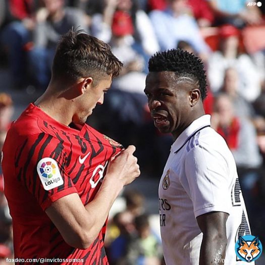En el descanso, tras ser abucheado cada que recib&iacute;a, Vin&iacute;cius se fue al vestidor mostrando el escudo del Real Madrid. &iquest;C&oacute;mo le contest&oacute; Ra&iacute;llo? Cuando su equipo ya lo ganaba, el capit&aacute;n le mostr&oacute; su escudo y lo invit&oacute; a besarlo. Se la regresaron al brasile&ntilde;o. SE PRENDI&Oacute; EL DUELO.