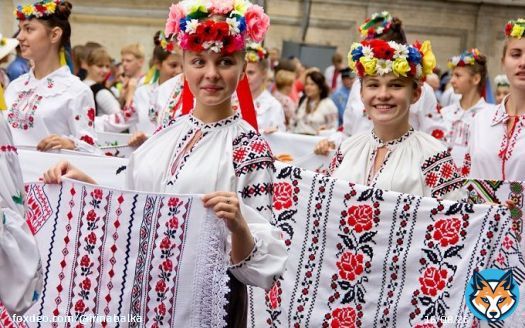 ДЕНЬ ВИШИВАНКИ 20 травня  Вишеньки-черешеньки цвіли у садочку, бо вже вишивала дівчина сорочку, Дівчина чекає і сорочка жде, гарно вишивала, а тепер вбере, цвіте вишиванка тепер на дівчині, калина - у лузі, свято - в Україні Светлана Борщ