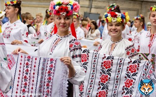 ДЕНЬ ВИШИВАНКИ 20 травня  Вишеньки-черешеньки цвіли у садочку, бо вже вишивала дівчина сорочку, Дівчина чекає і сорочка жде, гарно вишивала, а тепер вбере, цвіте вишиванка тепер на дівчині, калина - у лузі, свято - в Україні Светлана Борщ