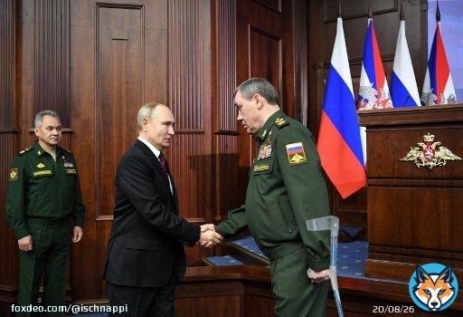 #Gerasimov #Putin #Shoigu #Russia #Ukraine️ #Izium #Герасимов #путин #россия #Шойгу  Wounded #RussianArmy's General Staff Valery Gerasimov with a crutch receiving the #Russian 'Order of Losers' from Vladimir Putin in the presence of Defence Minister er Sergei Shoigu.