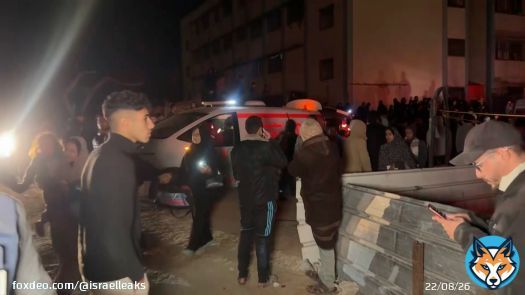 الوصايا العشر للمفاوضات مع السعودية إن القاعدة الرئيسية الأهم في السلوك مع السعودية، ومع الآخرين، هي أنه يجب على إسرائيل ألا تشعر، بأي حال من الأحوال، بأنها مضطرة لدفع مقابل للسلام معهم. لا شيء أبداً، البتة، صفر. وإذا ما كانوا يريدون السلام معنا فإننا سنعطيهم السلام، هذا هو كل المقابل الذي سيحصلون عليه. وليس هناك أي اتفاق آخر.     وفي ما يلي عدد من النصائح الهامة التي تهدف إلى مواجهة ثقافة المفاوضات شرق الأوسطية، والتي تَسبب عدم معرفتها بالوقوع في أخطاء فادحة مع مصر والأردن. وبهدف التسهيل والاختصار فإنني سأستخدم كلمة "السعودية"، وهي الدولة الأكبر والرئيسية التي يتم ذكرها في هذا السياق، إلا أنني أقصد بذلك أيضاً الدول الأخرى المجودة في شبه الجزيرة العربية &ndash; الإمارات العربية المتحدة وقطر وعُمان والكويت، أو أية دولة عربية أو إسلامية أخرى.     1- من المهم أن نتذكر أن السعودية لا تريد فعلاً السلام مع إسرائيل. ولو أنهم كانوا يريدون السلام معنا لكانوا قد انضموا إلى السادات عام 1979 أو إلى حسين عام 1994. إن كل ما يريدونه هو المساعدة الإسرائيلية في صراعهم المرير مع إيران. ولولا التهديد الإيراني لما كانوا يفكرون في السلام معنا. لذلك، عندما يزول التهديد الإيراني، بأية طريقة كانت (حتى بثمن حرب قاسية بين إسرائيل وإيران والتي ستكلفنا الكثير من الضحايا والأضرار)، فإنني لست واثقاً من أنهم سيستمرون في علاقاتهم معنا.     مفاوضات مباشرة بدون ضغط الزمن 2- على إسرائيل ألا تتعجل الوصول إلى أي مكان. فنحن كدولة موجودون هنا منذ 70 سنة بدون سلام مع السعودية، وبوسعنا أن نحيا هكذا 7000 سنة أخرى. وكل إظهار للرغبة من جانبنا للتوصل إلى السلام بسرعة (مثل الشعار المدمر "السلام الآن") سيزيد من الثمن الذي يتوجب على إسرائيل دفعه من أجله. إن لدى إسرائيل كل الوقت الذي في العالم، ولا يوجد علينا أي ضغط لصنع السلام مع أي أحد. وعلينا أن نتذكر وأن نُذكر أنفسنا، وأن نُذكر الأمريكيين (الذين يُظهرون الاستعجال بسبب اعتبارات انتخابية) والعالم، أن السلام مع السعودية والإمارات لن يُفضي إلى حل أية أزمة شرق أوسطية أخرى. بالضبط، مثلما هو حال السلام مع مصر والأردن الذي لم يساهم في تحقيق حل حتى لمشكلة واحدة في الشرق الأوسط.       3- إن على السلام مع السعودية أن يكون منقطعاً عن أية علاقة أخرى، وبخاصة العلاقة مع الفلسطينيين. ففي كامب ديفيد 1978 ارتكب بيغن خطأً فادحاً وذلك عندما وافق على إقامة الحكم الذاتي الفلسطيني مع "شرطة قوية". وقد عبدت هذه الموافقة، في ما بعد، الطريق أمام إقامة السلطة الفلسطينية، التي تحولت إلى دولة للإرهاب في غزة، والتي من شأنها أن تتحول أيضاً إلى دولة للإرهاب في جبال يهودا والسامرة المسيطرة بالرصد وبالنار على معظم دولة إسرائيل. وإذا ما كان السعوديون راغبين بالسلام معنا &ndash; فليتفضلوا ويصنعوا السلام معنا دون أن يطرحوا في المداولات أية قضية أخرى.       وفي حال أصرت السعودية على ربط الموضوع الفلسطيني فإنه يتوجب على إسرائيل الإصرار على أن يكون الربط على النحو التالي: "إذا أرادت السعودية أن تساعد الفلسطينيين، فإنها تستطيع أن تقيم لهم المدن والقرى على الأراضي السعودية. وإسرائيل ستكون مسرورة للمساهمة بالخبرة المتراكمة لديها لإقامة هذه التجمعات السكنية وتطويرها لفائدة المقيمين فيها". وأي حديث سعودي عن أي حل آخر سيؤدي إلى انسحاب الوفد الإسرائيلي من لقاءات التفاوض.        4- السلام مع السعودية سيعتمد على عناصر الاعتراف المتبادل، مثل:  - إسرائيل ستعترف بحكم عائلة آل سعود في مكة والمدينة (على الرغم من أن هذه العائلة، في أساسها، ليست من الحجاز بل من هضبة نجد) وذلك في مقابل اعتراف السعودية بالقدس كعاصمة إسرائيل التاريخية والأبدية.  - ستعترف إسرائيل بالسعودية كدولة إسلامية في مقابل اعتراف السعودية بإسرائيل كدولة يهودية أو كدولة تعود للشعب اليهودي.  - تعترف إسرائيل بحق عائلة آل سعود في الإقامة في كل أنحاء السعودية في مقابل اعتراف السعودية بحق الشعب اليهودي في الإقامة في كل أنحاء أرض إسرائيل من البحر إلى النهر.  - لن تسمح إسرائيل بالتحريض ضد السعودية في وسائل إعلامها وفي مقابل ذلك لا تسمح السعودية بالتحريض ضد إسرائيل في وسائل إعلامها هي الأخرى (وهذا البند هام جداً في ما يتعلق بقناة الجزيرة الإعلامية الجهادية، إذا ما بدأت قطر في مباحثات للسلام مع إسرائيل).     الحفاظ على التبادلية 5- تقيم إسرائيل سفارتها في السعودية في المكان الذي تختاره السعودية، في مقابل وضع السفارة السعودية في إسرائيل في المكان الذي تختاره إسرائيل، أي في القدس. كما يتم التأكيد على أن إقامة السفارة في القدس هو أمر مبدئي، وفي اليوم الذي يتم فيه نقل السفارة من القدس بدون موافقة إسرائيلية فإنه سيتم إلغاء اتفاق السلام وسيُعتبر كل ما بُني عليه لاغياً.       6- تمتنع السعودية عن التصويت ضد إسرائيل في مؤسسات الأمم المتحدة وفي المنظمات الدولية، كما أن إسرائيل لن تصوت ضد السعودية في هذه المؤسسات والمنظمات. ويُحفظ لكل من الدولتين حق الامتناع عن التصويت.     7- من المهم الإبقاء على الأمريكيين والأوربيين خارج المفاوضات وذلك لأنهم ليسوا طرفاً في الاتفاق ولن يضطروا لتحمل نتائج عدم تطبيقه، وتوجد لهم مصالح لا تنسجم مع المصالح الإسرائيلية وبشكل خاص في ما يتعلق بوتيرة التقدم في المفاوضات. فالأمريكيون يريدون تخفيض الصفقة للتوصل إلى اتفاق بأي ثمن حتى وإن كان اتفاقاً سيئاً، وإذا ما دخلوا إلى قاعة المفاوضات فإنهم سيضغطون على إسرائيل من أجل التنازل، وبخاصة في القضية الفلسطينية. ولذلك فإن على إسرائيل إن تُبقي بين يديها الانسحاب من المفاوضات في أية لحظة، دون أن يقول لها الآخرون ما الذي يتوجب عليها فعله.       8- يمنع منعاً باتاً على إسرائيل القبول بأية ضمانات دولية، حتى من أفضل أصدقائها، مقابل أي تنازل مهما كان للسعودية. وعلى إسرائيل أن تتذكر الضمانات الدولية التي حصلت عليها أوكرانيا في موضوع وحدة أراضيها ("وثيقة بودابست" عام 1994). وذلك عندما قامت روسيا، التي وقعت هي أيضاً على الاتفاق، بغزو الأراضي الأوكرانية واحتلت شبه جزيرة القرم وضمتها إليها، وقامت الدول الموقعة عليه بترك أوكرانيا ونسيت التزاماتها لها. وبنفس الطريقة، لن نجد أية دولة في العالم تقف إلى جانبنا يوم المحنة، حتى وإن كانت موقعة على ألف ضمان لمصلحتنا.      9- إن مفهوم السلام مع السعودية لن يكون وقف إطلاق للنار منصوصاً عليه في وثيقة، على النحو الذي وافقت عليه إسرائيل مع كل من مصر والأردن بسبب حماقة من أداروا المفاوضات، بل التطبيع الكامل الذي يشتمل على العلاقات الثقافية والسياحية والتجارية والصناعية والفن والطيران والعلوم والتكنولوجيا والرياضة والتبادل الأكاديمي.. إلخ. كما يجب أن يرفرف علم إسرائيل في الأحداث الدولية التي تقام في السعودية، وتشارك فيها إسرائيل، وفي حال فاز إسرائيلي في منافسة رياضية ما تقام في السعودية فإنه يجب عزف النشيد الوطني الإسرائيلي كما تُعزف الأناشيد الوطنية لدول كل الفائزين الآخرين. ويجب أن تُعرض الكتب الإسرائيلية في معارض الكتب، كما يجب أن تُعرض منتجاتها بشكل رسمي في المعارض الدولية التي تقام في السعودية. ويُضم إلى اتفاق السلام ملحق اقتصادي يستند إلى التبادلية في الاستثمارات والامتلاك والامتناع عن المقاطعة.     لا للضمانات الأمنية 10- يجب أن يُضم إلى اتفاق السلام ملحق أمني يحتوي، من بين أمور كثيرة، ما يلي:  أ- تمتنع السعودية عن تقديم العون لأية دولة، أو كيان ليس بدولة، للعمل ضد إسرائيل، ولا تقدم لها المعلومات، كما تمتنع عن استضافة الأشخاص الذين يعملون ضد إسرائيل. وفي المقابل تلتزم إسرائيل بتعهد مماثل.  ب- يُحظر على إسرائيل الدخول في أي التزام لمهاجمة أية دولة لا تهدد إسرائيل. وعلى إسرائيل أن تكون حذرة من الدخول في اتفاق دفاع مشترك مع السعودية، وذلك لأن هذه الدولة لم تنفذ عام 1991 اتفاق الدفاع  المشترك الذي كان لها مع العراق وتصرفت ضده، وهي قد أثبتت خلال السنوات السبع الأخيرة بأنها لا تهتم لإراقة دماء العرب والمسلمين في سوريا واليمن، ولذلك من الصعب الافتراض أن الدم اليهودي سيدفعها للعمل لمنع إراقته.       منذ أن تأسست السعودية تتصرف عائلة آل سعود على نحو مثير للسخرية ومغرق في المصلحية، ومن الصعب أن نرى سيناريو تُدخل فيه عائلة بني سعود السعودية وجيشها في حرب من أجل الدفاع عن إسرائيل ما لم تكن هذه الحرب تخدم بشكل مباشر المصلحة السعودية. ولذلك يجب عدم الاعتماد على اتفاق دفاع مشترك مع هذه الدولة.     كما أن بقية التفاصيل يجب أن تكون تحت العنوان الرئيسي التالي: السلام يُصنع مقابل السلام، والاعتراف مقابل الاعتراف، والعلاقات مقابل العلاقات. فقد ولت، إلى غير رجعة، تلك الأيام التي كانت فيها إسرائيل تدفع بالعملة الصعبة، وبخاصة من أرض إسرائيل، مقابل ورقة مكتوب عليها كلمة سلام.     لقد قال لي والدي ذات مرة: "مع الأشخاص النزيهين ليست هناك حاجة لأي اتفاق، ومع غير النزيهين الاتفاق لا يجدي نفعاً". وقد أثبت السعوديون وأصدقاؤهم، في سلوكهم مع بعضهم البعض، أنهم بعيدون عن النزاهة بُعد ثقافة الشرق عن ثقافة الغرب، التي تشكل إسرائيل جزءاً لا يتجزأ منها.