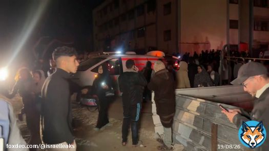 الوصايا العشر للمفاوضات مع السعودية إن القاعدة الرئيسية الأهم في السلوك مع السعودية، ومع الآخرين، هي أنه يجب على إسرائيل ألا تشعر، بأي حال من الأحوال، بأنها مضطرة لدفع مقابل للسلام معهم. لا شيء أبداً، البتة، صفر. وإذا ما كانوا يريدون السلام معنا فإننا سنعطيهم السلام، هذا هو كل المقابل الذي سيحصلون عليه. وليس هناك أي اتفاق آخر.     وفي ما يلي عدد من النصائح الهامة التي تهدف إلى مواجهة ثقافة المفاوضات شرق الأوسطية، والتي تَسبب عدم معرفتها بالوقوع في أخطاء فادحة مع مصر والأردن. وبهدف التسهيل والاختصار فإنني سأستخدم كلمة "السعودية"، وهي الدولة الأكبر والرئيسية التي يتم ذكرها في هذا السياق، إلا أنني أقصد بذلك أيضاً الدول الأخرى المجودة في شبه الجزيرة العربية &ndash; الإمارات العربية المتحدة وقطر وعُمان والكويت، أو أية دولة عربية أو إسلامية أخرى.     1- من المهم أن نتذكر أن السعودية لا تريد فعلاً السلام مع إسرائيل. ولو أنهم كانوا يريدون السلام معنا لكانوا قد انضموا إلى السادات عام 1979 أو إلى حسين عام 1994. إن كل ما يريدونه هو المساعدة الإسرائيلية في صراعهم المرير مع إيران. ولولا التهديد الإيراني لما كانوا يفكرون في السلام معنا. لذلك، عندما يزول التهديد الإيراني، بأية طريقة كانت (حتى بثمن حرب قاسية بين إسرائيل وإيران والتي ستكلفنا الكثير من الضحايا والأضرار)، فإنني لست واثقاً من أنهم سيستمرون في علاقاتهم معنا.     مفاوضات مباشرة بدون ضغط الزمن 2- على إسرائيل ألا تتعجل الوصول إلى أي مكان. فنحن كدولة موجودون هنا منذ 70 سنة بدون سلام مع السعودية، وبوسعنا أن نحيا هكذا 7000 سنة أخرى. وكل إظهار للرغبة من جانبنا للتوصل إلى السلام بسرعة (مثل الشعار المدمر "السلام الآن") سيزيد من الثمن الذي يتوجب على إسرائيل دفعه من أجله. إن لدى إسرائيل كل الوقت الذي في العالم، ولا يوجد علينا أي ضغط لصنع السلام مع أي أحد. وعلينا أن نتذكر وأن نُذكر أنفسنا، وأن نُذكر الأمريكيين (الذين يُظهرون الاستعجال بسبب اعتبارات انتخابية) والعالم، أن السلام مع السعودية والإمارات لن يُفضي إلى حل أية أزمة شرق أوسطية أخرى. بالضبط، مثلما هو حال السلام مع مصر والأردن الذي لم يساهم في تحقيق حل حتى لمشكلة واحدة في الشرق الأوسط.       3- إن على السلام مع السعودية أن يكون منقطعاً عن أية علاقة أخرى، وبخاصة العلاقة مع الفلسطينيين. ففي كامب ديفيد 1978 ارتكب بيغن خطأً فادحاً وذلك عندما وافق على إقامة الحكم الذاتي الفلسطيني مع "شرطة قوية". وقد عبدت هذه الموافقة، في ما بعد، الطريق أمام إقامة السلطة الفلسطينية، التي تحولت إلى دولة للإرهاب في غزة، والتي من شأنها أن تتحول أيضاً إلى دولة للإرهاب في جبال يهودا والسامرة المسيطرة بالرصد وبالنار على معظم دولة إسرائيل. وإذا ما كان السعوديون راغبين بالسلام معنا &ndash; فليتفضلوا ويصنعوا السلام معنا دون أن يطرحوا في المداولات أية قضية أخرى.       وفي حال أصرت السعودية على ربط الموضوع الفلسطيني فإنه يتوجب على إسرائيل الإصرار على أن يكون الربط على النحو التالي: "إذا أرادت السعودية أن تساعد الفلسطينيين، فإنها تستطيع أن تقيم لهم المدن والقرى على الأراضي السعودية. وإسرائيل ستكون مسرورة للمساهمة بالخبرة المتراكمة لديها لإقامة هذه التجمعات السكنية وتطويرها لفائدة المقيمين فيها". وأي حديث سعودي عن أي حل آخر سيؤدي إلى انسحاب الوفد الإسرائيلي من لقاءات التفاوض.        4- السلام مع السعودية سيعتمد على عناصر الاعتراف المتبادل، مثل:  - إسرائيل ستعترف بحكم عائلة آل سعود في مكة والمدينة (على الرغم من أن هذه العائلة، في أساسها، ليست من الحجاز بل من هضبة نجد) وذلك في مقابل اعتراف السعودية بالقدس كعاصمة إسرائيل التاريخية والأبدية.  - ستعترف إسرائيل بالسعودية كدولة إسلامية في مقابل اعتراف السعودية بإسرائيل كدولة يهودية أو كدولة تعود للشعب اليهودي.  - تعترف إسرائيل بحق عائلة آل سعود في الإقامة في كل أنحاء السعودية في مقابل اعتراف السعودية بحق الشعب اليهودي في الإقامة في كل أنحاء أرض إسرائيل من البحر إلى النهر.  - لن تسمح إسرائيل بالتحريض ضد السعودية في وسائل إعلامها وفي مقابل ذلك لا تسمح السعودية بالتحريض ضد إسرائيل في وسائل إعلامها هي الأخرى (وهذا البند هام جداً في ما يتعلق بقناة الجزيرة الإعلامية الجهادية، إذا ما بدأت قطر في مباحثات للسلام مع إسرائيل).     الحفاظ على التبادلية 5- تقيم إسرائيل سفارتها في السعودية في المكان الذي تختاره السعودية، في مقابل وضع السفارة السعودية في إسرائيل في المكان الذي تختاره إسرائيل، أي في القدس. كما يتم التأكيد على أن إقامة السفارة في القدس هو أمر مبدئي، وفي اليوم الذي يتم فيه نقل السفارة من القدس بدون موافقة إسرائيلية فإنه سيتم إلغاء اتفاق السلام وسيُعتبر كل ما بُني عليه لاغياً.       6- تمتنع السعودية عن التصويت ضد إسرائيل في مؤسسات الأمم المتحدة وفي المنظمات الدولية، كما أن إسرائيل لن تصوت ضد السعودية في هذه المؤسسات والمنظمات. ويُحفظ لكل من الدولتين حق الامتناع عن التصويت.     7- من المهم الإبقاء على الأمريكيين والأوربيين خارج المفاوضات وذلك لأنهم ليسوا طرفاً في الاتفاق ولن يضطروا لتحمل نتائج عدم تطبيقه، وتوجد لهم مصالح لا تنسجم مع المصالح الإسرائيلية وبشكل خاص في ما يتعلق بوتيرة التقدم في المفاوضات. فالأمريكيون يريدون تخفيض الصفقة للتوصل إلى اتفاق بأي ثمن حتى وإن كان اتفاقاً سيئاً، وإذا ما دخلوا إلى قاعة المفاوضات فإنهم سيضغطون على إسرائيل من أجل التنازل، وبخاصة في القضية الفلسطينية. ولذلك فإن على إسرائيل إن تُبقي بين يديها الانسحاب من المفاوضات في أية لحظة، دون أن يقول لها الآخرون ما الذي يتوجب عليها فعله.       8- يمنع منعاً باتاً على إسرائيل القبول بأية ضمانات دولية، حتى من أفضل أصدقائها، مقابل أي تنازل مهما كان للسعودية. وعلى إسرائيل أن تتذكر الضمانات الدولية التي حصلت عليها أوكرانيا في موضوع وحدة أراضيها ("وثيقة بودابست" عام 1994). وذلك عندما قامت روسيا، التي وقعت هي أيضاً على الاتفاق، بغزو الأراضي الأوكرانية واحتلت شبه جزيرة القرم وضمتها إليها، وقامت الدول الموقعة عليه بترك أوكرانيا ونسيت التزاماتها لها. وبنفس الطريقة، لن نجد أية دولة في العالم تقف إلى جانبنا يوم المحنة، حتى وإن كانت موقعة على ألف ضمان لمصلحتنا.      9- إن مفهوم السلام مع السعودية لن يكون وقف إطلاق للنار منصوصاً عليه في وثيقة، على النحو الذي وافقت عليه إسرائيل مع كل من مصر والأردن بسبب حماقة من أداروا المفاوضات، بل التطبيع الكامل الذي يشتمل على العلاقات الثقافية والسياحية والتجارية والصناعية والفن والطيران والعلوم والتكنولوجيا والرياضة والتبادل الأكاديمي.. إلخ. كما يجب أن يرفرف علم إسرائيل في الأحداث الدولية التي تقام في السعودية، وتشارك فيها إسرائيل، وفي حال فاز إسرائيلي في منافسة رياضية ما تقام في السعودية فإنه يجب عزف النشيد الوطني الإسرائيلي كما تُعزف الأناشيد الوطنية لدول كل الفائزين الآخرين. ويجب أن تُعرض الكتب الإسرائيلية في معارض الكتب، كما يجب أن تُعرض منتجاتها بشكل رسمي في المعارض الدولية التي تقام في السعودية. ويُضم إلى اتفاق السلام ملحق اقتصادي يستند إلى التبادلية في الاستثمارات والامتلاك والامتناع عن المقاطعة.     لا للضمانات الأمنية 10- يجب أن يُضم إلى اتفاق السلام ملحق أمني يحتوي، من بين أمور كثيرة، ما يلي:  أ- تمتنع السعودية عن تقديم العون لأية دولة، أو كيان ليس بدولة، للعمل ضد إسرائيل، ولا تقدم لها المعلومات، كما تمتنع عن استضافة الأشخاص الذين يعملون ضد إسرائيل. وفي المقابل تلتزم إسرائيل بتعهد مماثل.  ب- يُحظر على إسرائيل الدخول في أي التزام لمهاجمة أية دولة لا تهدد إسرائيل. وعلى إسرائيل أن تكون حذرة من الدخول في اتفاق دفاع مشترك مع السعودية، وذلك لأن هذه الدولة لم تنفذ عام 1991 اتفاق الدفاع  المشترك الذي كان لها مع العراق وتصرفت ضده، وهي قد أثبتت خلال السنوات السبع الأخيرة بأنها لا تهتم لإراقة دماء العرب والمسلمين في سوريا واليمن، ولذلك من الصعب الافتراض أن الدم اليهودي سيدفعها للعمل لمنع إراقته.       منذ أن تأسست السعودية تتصرف عائلة آل سعود على نحو مثير للسخرية ومغرق في المصلحية، ومن الصعب أن نرى سيناريو تُدخل فيه عائلة بني سعود السعودية وجيشها في حرب من أجل الدفاع عن إسرائيل ما لم تكن هذه الحرب تخدم بشكل مباشر المصلحة السعودية. ولذلك يجب عدم الاعتماد على اتفاق دفاع مشترك مع هذه الدولة.     كما أن بقية التفاصيل يجب أن تكون تحت العنوان الرئيسي التالي: السلام يُصنع مقابل السلام، والاعتراف مقابل الاعتراف، والعلاقات مقابل العلاقات. فقد ولت، إلى غير رجعة، تلك الأيام التي كانت فيها إسرائيل تدفع بالعملة الصعبة، وبخاصة من أرض إسرائيل، مقابل ورقة مكتوب عليها كلمة سلام.     لقد قال لي والدي ذات مرة: "مع الأشخاص النزيهين ليست هناك حاجة لأي اتفاق، ومع غير النزيهين الاتفاق لا يجدي نفعاً". وقد أثبت السعوديون وأصدقاؤهم، في سلوكهم مع بعضهم البعض، أنهم بعيدون عن النزاهة بُعد ثقافة الشرق عن ثقافة الغرب، التي تشكل إسرائيل جزءاً لا يتجزأ منها.
