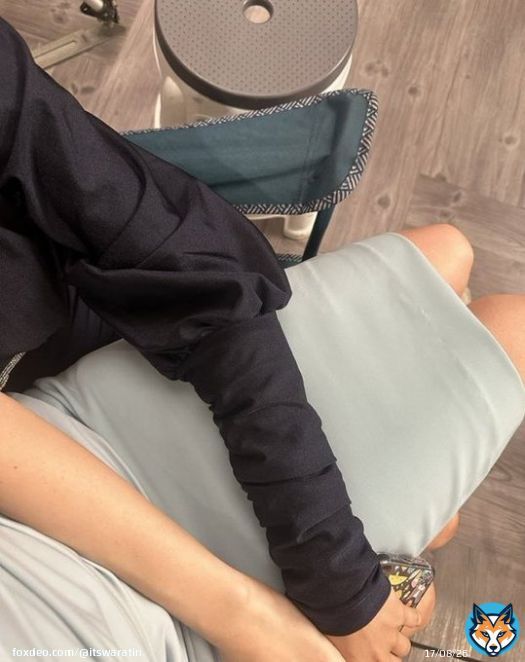 ถ่ายฉากนั่งตักเสร็จแล้วนี่ว่าฉากต่อไปต้องฉากนี้แน่ๆค่ะ เฌอรีนนวดขาให้มีนาเพราะนั่งตักนาน..ตะคริวกิน  #Showmeloveแค่อยากบอกรัก #อิงฟ้ามหาชน #ชาล็อตออสติน #อิงล็อต