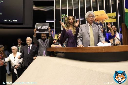 No Senado, Marinho engoliu o Perdeu Man&eacute;. Na C&acirc;mara, n&atilde;o teve espa&ccedil;o contra o bloc&atilde;o mas @chico_psol representou muito. Em sua gl&oacute;ria das lutas ingl&oacute;rias foi mais votado que Marcelo Van Hattem, aquele suco de fascismo misturado com neoliberalismo