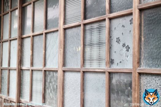 大森地区の街並みで素敵だなと思ったのはこちらのお宅のいろんな　#昭和ガラス　で構成されたガラス戸。  #石見銀山 #ブラタモリ
