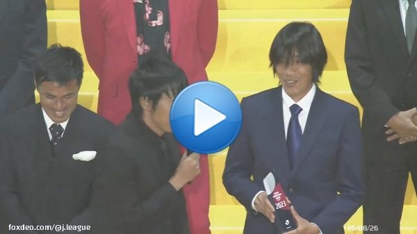 功労選手賞  中村俊輔さんのコメントをお届け プレゼンターは中村憲剛さん！  #Ｊリーグアウォーズ ライブ配信中！ Ｊリーグ公式YouTube   DAZN  #J30 @kengo19801031