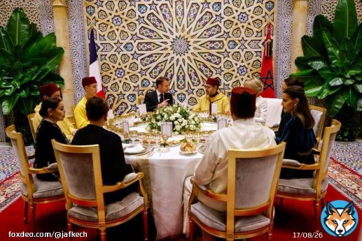 La Couple Macron  quittant le Palais Royal apr&egrave;s le diner.  Admirez la beaut&eacute; absolue de l'architecture derriere QuoteJaf@Jafkech&middot;Oct 29