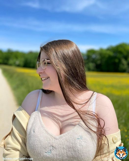Hab momentan nicht so viel Zeit f&uuml;r Instagram wird die Tage aber wieder besser :)*********************************************#girl #m&auml;dchen #asthetics #cute#lifestyle #nature #natur #Deutschland #germany #curvymodel#curvy #bruenettegirl #brownhair #happy #freunde #friends#sun #lqbt #bayern #bavaria #gamergirl #twitch#twitchgermany #hair