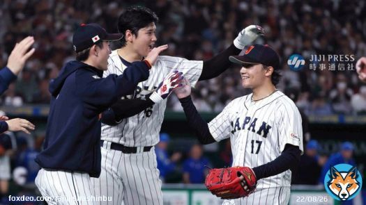 #WBC 準々決勝のイタリア戦、#大谷翔平 らに出迎えられる #伊藤大海 です。 #WorldBaseballClassic #ワールドベースボールクラシック #samuraijapan   WBC関連ニュースはこちら&rarr;