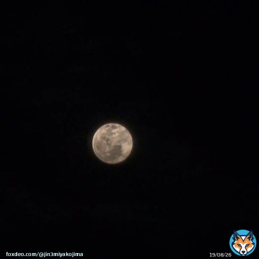 宮古島の夜空 雲が多め 涼しですよ 月明かりで影踏みできます(笑)  #宮古島 #海 #いまそら  #イマソラ  少しでも #癒せたら  素敵な #写真  #じん #ジン #sumsung #GalaxyS22Ultra