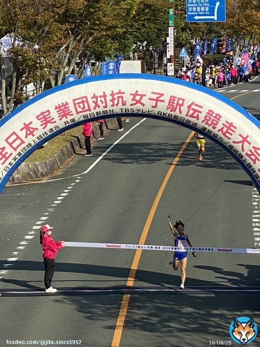プリンセス駅伝 最終6区で逆転のパナソニック、信櫻選手が九電工の花房選手とのアンカー勝負を制してゴールテープを切りました。 優勝おめでとうございます。