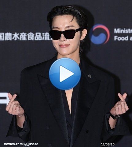 THE OUTFIT THE CHEST AND THE FOREHEAD. THE JUNG HOSEOK EVERYONE .   J-HOPE AT RED CARPET J-HOPE AT MAMA TODAY #JackInTheBox  #jhopexMAMA