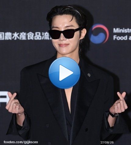 THE OUTFIT THE CHEST AND THE FOREHEAD. THE JUNG HOSEOK EVERYONE .   J-HOPE AT RED CARPET J-HOPE AT MAMA TODAY #JackInTheBox  #jhopexMAMA