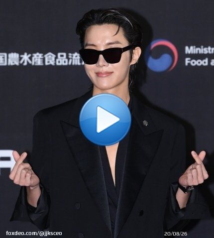 THE OUTFIT THE CHEST AND THE FOREHEAD. THE JUNG HOSEOK EVERYONE .   J-HOPE AT RED CARPET J-HOPE AT MAMA TODAY #JackInTheBox  #jhopexMAMA