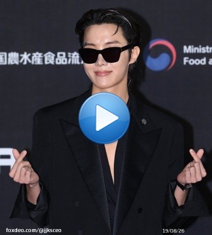 THE OUTFIT THE CHEST AND THE FOREHEAD. THE JUNG HOSEOK EVERYONE .   J-HOPE AT RED CARPET J-HOPE AT MAMA TODAY #JackInTheBox  #jhopexMAMA