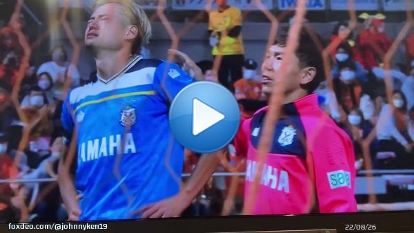 #清水エスパルス 1-1  #ジュビロ磐田   強烈なブーイングの中、清水エスパルスの応援席に向かう松原后と金子翔太。松原は号泣しながらの挨拶となった。付き添う金子のお兄ちゃん感がたまらん。