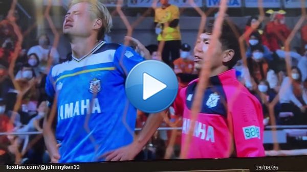 #清水エスパルス 1-1  #ジュビロ磐田   強烈なブーイングの中、清水エスパルスの応援席に向かう松原后と金子翔太。松原は号泣しながらの挨拶となった。付き添う金子のお兄ちゃん感がたまらん。