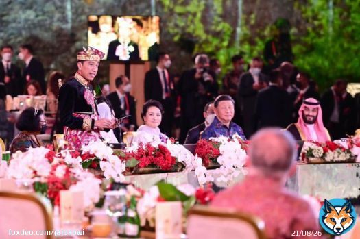 Jamuan santap malam untuk para pemimpin negara G20, organisasi internasional, dan undangan lainnya digelar semalam di pelataran patung Garuda Wisnu Kencana.   Saya dan Ibu Negara menyambut tamu-tamu terhormat yang datang dan langsung berfoto bersama dengan latar megah GWK.