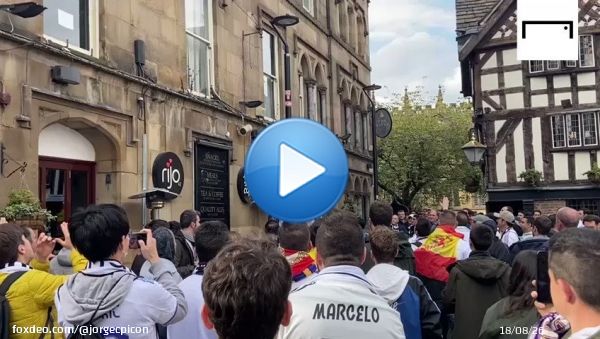 \u270b La afici&oacute;n del Real Madrid tapa las pegatinas del Atl&eacute;tico en Manchester   \ud83d\udcf2 @GoalEspana